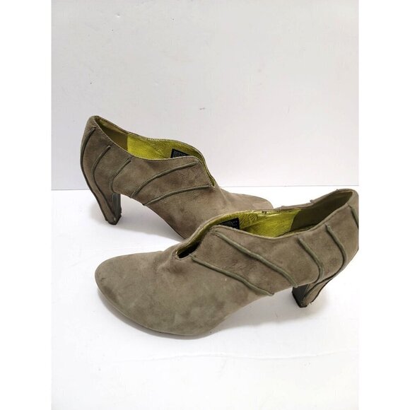 Tsubo Womens Taupe Suede Ankle Booties With Unique Curved Heel Design size 7.5 - Picture 4 of 11